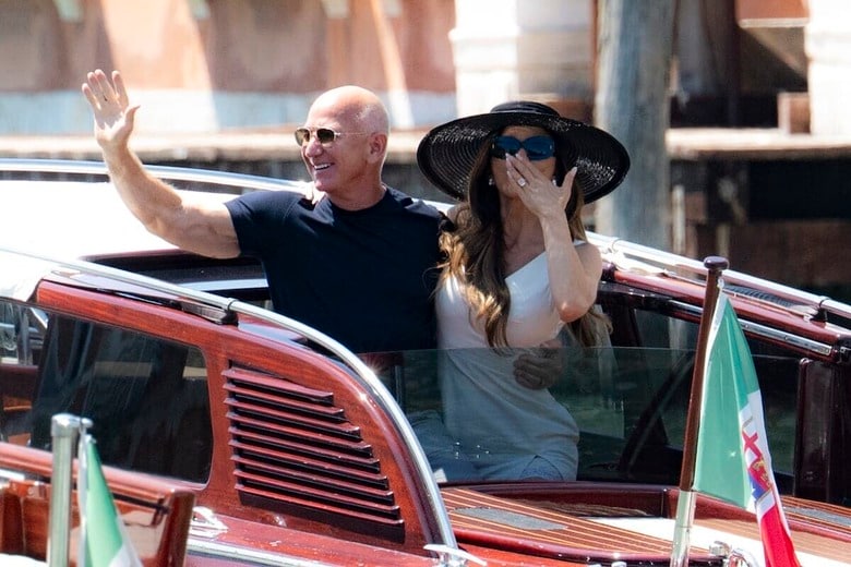 結婚式のためベニスのアマンホテルを出発するベゾスとサンチェス（6月29日）©SGPItalia
