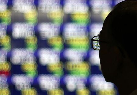 　８月５日午前の東京株式市場で日経平均は、前営業日比１９９円６７銭高の２万８１３１円８７銭と、３日続伸した。都内で２０１３年１０月撮影（２０２２年　ロイター／Toru Hanai）