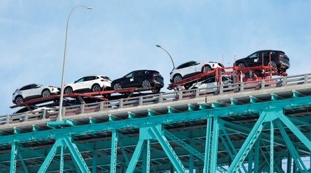トランプ米政権は４日未明、メキシコとカナダからの輸入品に２５％の新たな関税を課した。写真は１月、米ミシガン州・デトロイトからカナダ・オンタリオ州ウィンザーに向かうトラック（２０２５年　ロイター/Rebecca Cook）