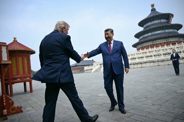 トランプ米大統領と握手を交わす中国の習近平国家主席。2026年5月14日、北京で撮影。BRENDAN SMIALOWSKI/REUTERS
