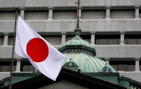 　９月３０日、日銀が公表した審議委員らの主な意見によると、日銀がイールドカーブ・コントロール（ＹＣＣ）への政策転換を打ち出した９月２０━２１日の金融政策決定会合では、従来の「量」の拡大の効果に懐疑的な意見が出ていたことがわかった。写真は都内で２１日撮影（２０１６年　ロイター／Toru Hanai）
