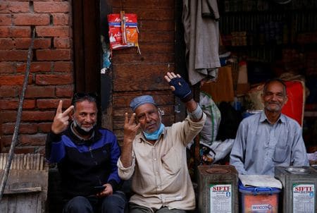 　インドとパキスタンは、米国などの仲介とする即時停戦合意から一夜明けた１１日、　緊張状態から脱しつつある。トランプ米大統領は、係争地カシミール地方に関する解決策提供に取り組む方針を示した。インド・スリナガルで１０日撮影（２０２５年　ロイター／Sharafat Ali）