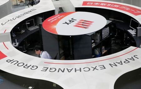 　２月１日　東京株式市場で日経平均は、前営業日比２７５円２５銭安の３万６０１１円４６銭と、４日ぶりに反落して取引を終えた。写真は２０２０年１０月、東京証券取引所で撮影（２０２４年　ロイター／Kim Kyung-Hoon）