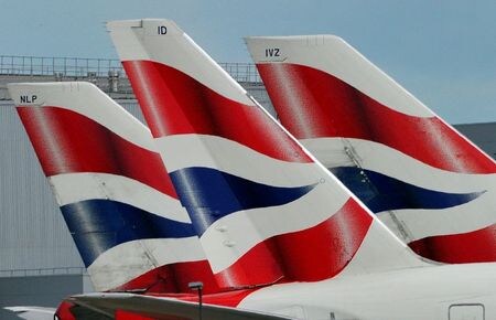 　７月３１日、英航空大手ブリティッシュ・エアウェイズ（ＢＡ）の親会社インターナショナル・エアラインズ・グループ（ＩＡＧ）は株主割当増資によって２７億５０００万ユーロ（３２億７０００万ドル）を調達する計画を明らかにした。写真は２０１１年５月、ロンドンのヒースロー空港で撮影（２０２０年　ロイター/Toby Melville）