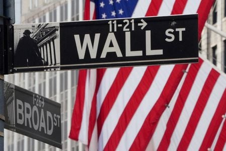 米国株式市場は急落し、ダウ工業株３０種は７６９ドル安で取引を終えた。イスラエルによるイランに対する大規模攻撃を受け、中東情勢の緊張が高まり、世界的な投資家信頼感が損なわれている。（２０２５年　ロイター／Carlo Allegri）