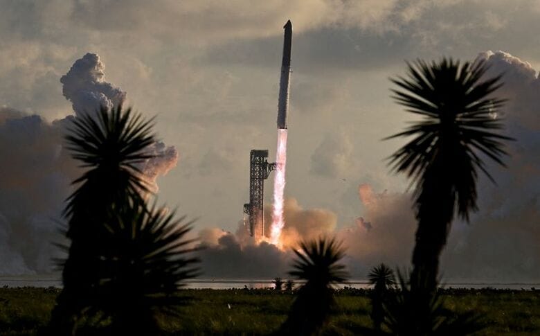 スペースＸが「スターシップ」を打ち上げ、初めて軌道に到達した。28日、米テキサス州スターベースで撮影。REUTERS/Steve Nesius