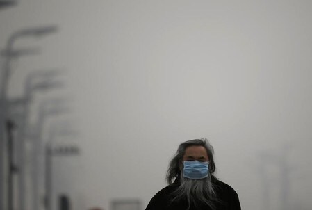 　１月１０日、中国環境保護省は、冬季の大気汚染防止対策を進めるなか、北部の２８都市すべてが２０１７年１０─１２月の改善目標を達成したと発表した。ただ今年の前半については、比較的温暖な気候が目標達成のリスクになるとの見方も示した。写真は北京で２０１４年２月撮影（２０１８年　ロイター／Kim Kyung Hoon）