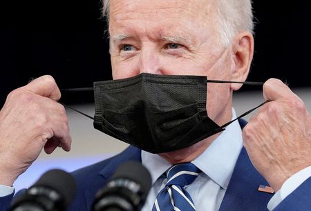 バイデン米大統領は１日の新型コロナウイルス検査で再び陽性反応を示したと、主治医がホワイトハウス公表のメモで明らかにした。２０２１年９月撮影（２０２２年　ロイター/Kevin Lamarque/File Photo）