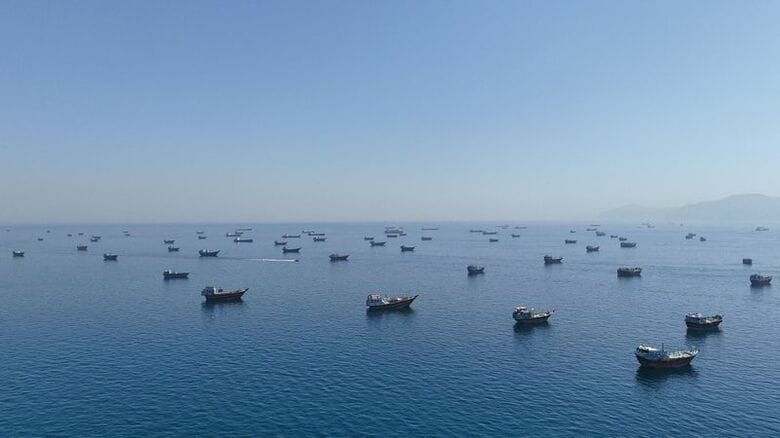 写真はホルムズ海峡に停泊する船舶。８日、オマーンのムサンダムから撮影。REUTERS