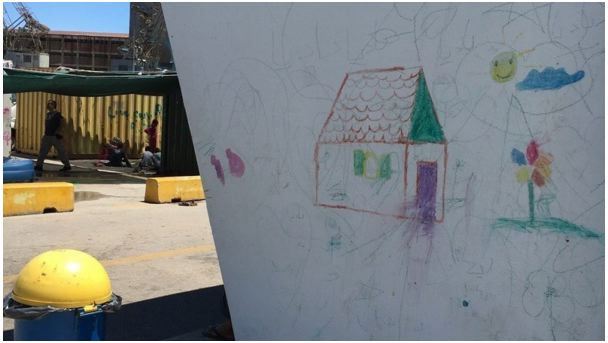 難民キャンプの一角に描かれた「家」