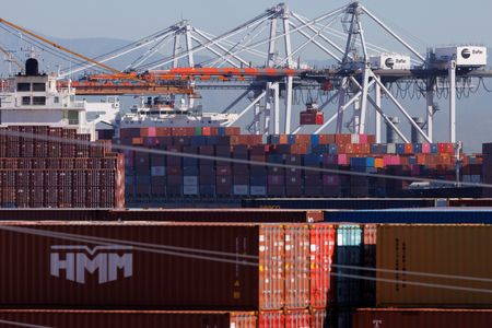 １０月の米貿易統計によると、貿易赤字は５．１％増の６４３億ドルと、赤字額が市場予想（６４２億ドル）以上に拡大した。２０２１年、ロサンゼルスで撮影（２０２３年　ロイター/Mike Blake）
