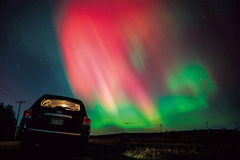 カメラで撮影するオーロラは色鮮やかな光のスペクタクルだが　ROSS HARRIEDｰNURPHOTOｰGETTY IMAGESｰSLATE