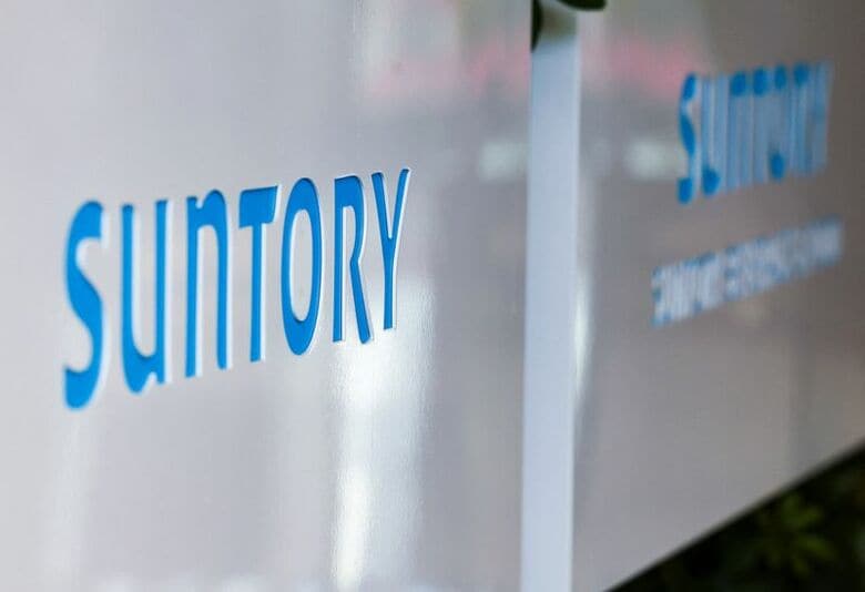 写真はサントリーＨＤのロゴ。都内で2025年9月撮影。REUTERS/Kim Kyung-Hoon