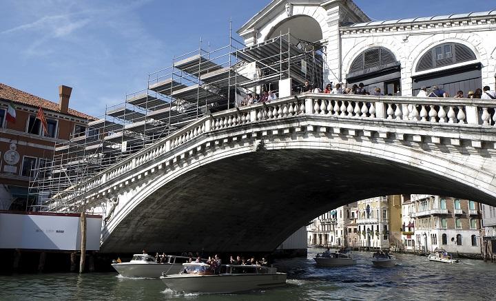 2015年、修復中だったリアルト橋。ベネチアきっての名所でいつも込み合っている　Manuel Silvestri-REUTERS
