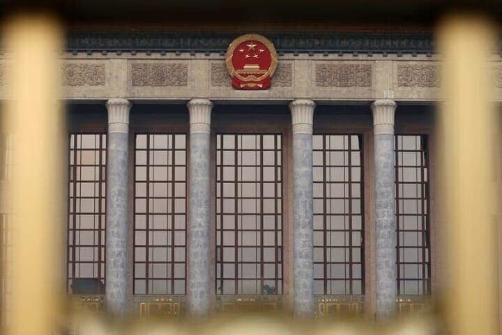 ４月２５日、 中国共産党中央政治局は会議で、米国による高関税の影響を最も受ける企業と労働者を支援する方針を示した。国営新華社通信が伝えた。写真は北京の人民大会堂前で３月撮影（２０２５年　ロイター/Florence Lo）
