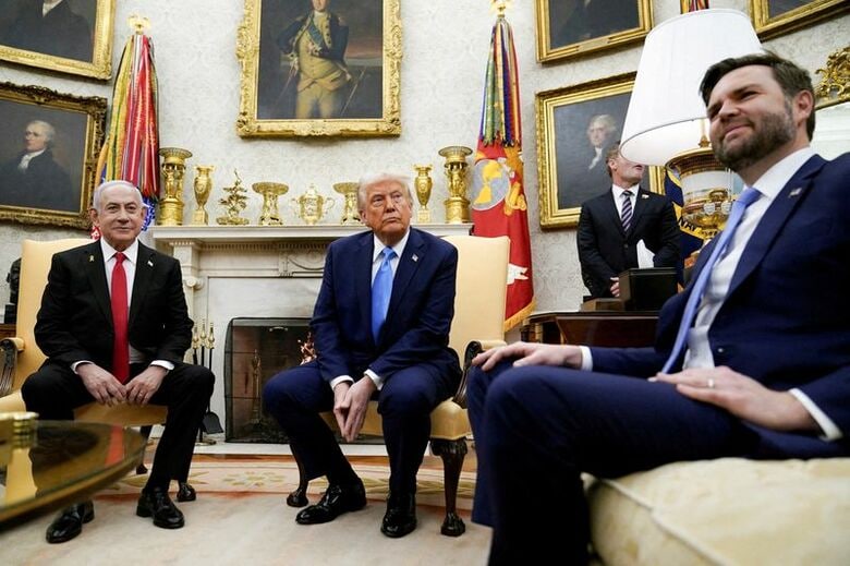 写真はトランプ米大統領（中央）と会談するイスラエルのネタニヤフ首相（左）。2025年2月、米ワシントンで撮影。 REUTERS/Elizabeth Frantz