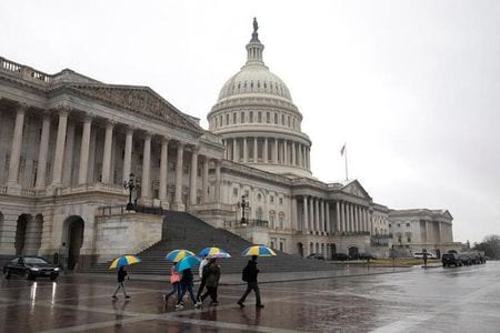 米議会上院は２８日、半導体の生産体制強化に５２０億ドルの補助金を支給する法案を賛成６８票、反対２８票の賛成多数で可決した。写真は、米連邦議会議事堂。２０２２年３月１７日に撮影。（２０２２年　ロイター／Tom Brenner）