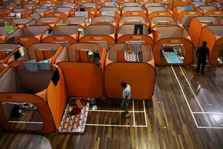 マレーシア政府は、新型コロナウイルス感染防止対策として実施している移動制限を４月２８日まで延長すると発表した。移動制限が出されているクアラルンプールで、ホームレス用に作られた臨時のシェルター。４月７日撮影（２０２０年　ロイター/Lim Huey Teng）