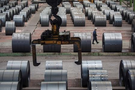 世界最大の鉄鋼生産国である中国は気候変動対策の目標達成に向け、鉄鉱石や原料炭といった鉄鋼原料の需要は減少するものの、品質は向上するとの見通しを示した。政府系機関と業界団体が１２日に発表した。写真は２０１８年８月、重慶市の製鉄所で撮影（２０２１年　ロイター/Damir Sagolj/File Photo）