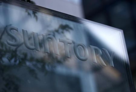 　１２月１０日、サントリー食品インターナショナル は、小郷三朗副社長（６１）が社長に昇格する人事を発表した。鳥井信宏社長（４９）は、サントリー食品の取締役と同時に、サントリーホールディングス代表権のある副社長に就任し、国内統括・中長期戦略を担当する。昨年１月撮影（２０１５年　ロイター/Issei Kato）