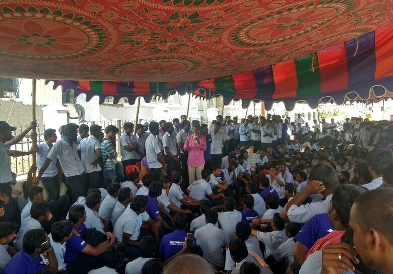 １０月１５日、バイクの製造拠点であるインドの２都市で労働紛争が増え、モディ政権が約束する雇用創出の難しさを浮き彫りにしている。写真は、南部タミル・ナードゥ州にあるヤマハ発動機の施設で開かれた賃上げなどを要求する集会。９月撮影（２０１８年　ロイター/Sudarshan Varadhan）