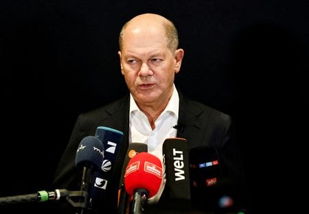 　１月２８日、ドイツのショルツ首相（写真）は、米実業家イーロン・マスク氏が欧州連合（ＥＵ）の右派政党を支援していることについて「本当にうんざりする」と痛烈に批判し、ＥＵ域内の民主主義を阻害していると述べた。写真はドイツのエアフルトで２３日撮影（２０２５　ロイター／Karina Hessland）