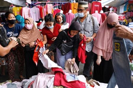 　５月１４日、ロイターの集計によると、新型コロナウイルスの感染者は世界全体で１億６０７０万人を超え、死者は３４７万７１２７人となった。写真はジャカルタで１１日撮影（２０２１年　ロイター／Willy Kurniawan）