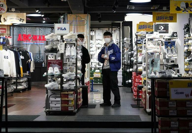 ２月２５日、韓国銀行（中央銀行）が発表した２月の消費者心理指数は前月から７．３ポイント低下の９６．９と、中東呼吸器症候群（ＭＥＲＳ）流行の影響が見られた２０１５年６月以来、約５年ぶりの大幅な低下となった。写真は大邱で２１日撮影（２０２０年　ロイター/Kim Hong-Ji）