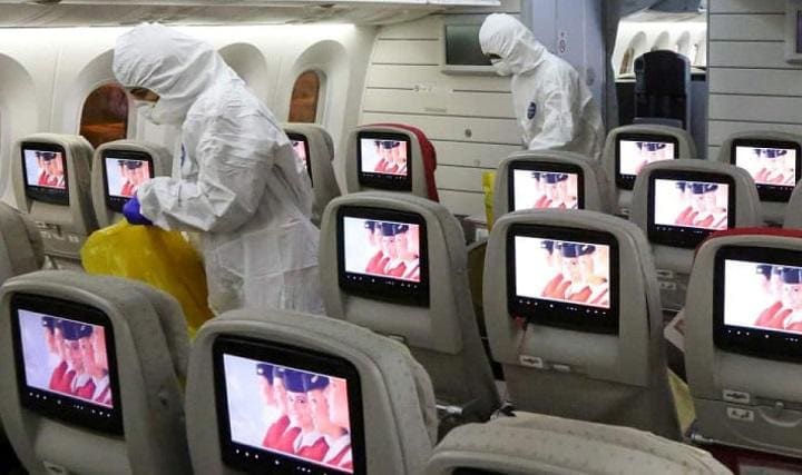 中国の武漢から戻ってきた機体を消毒するロイヤル・ヨルダン航空の職員（ヨルダンのアンマン、2月1日）　Royal Jordanian Airlines/REUTERS