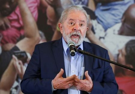 　３月１２日　ブラジルの検察当局は収賄罪に問われたルラ元大統領への有罪判決を破棄した最高裁判所の判断に異議を申し立てた。上訴が認められれば、ルラ氏が来年の大統領選に出馬する道は再び閉ざされる。写真は会見するルラ氏。３月１０日、サン・ベルナルド・ド・カンポで撮影（２０２１年　ロイター/Amanda Perobelli）