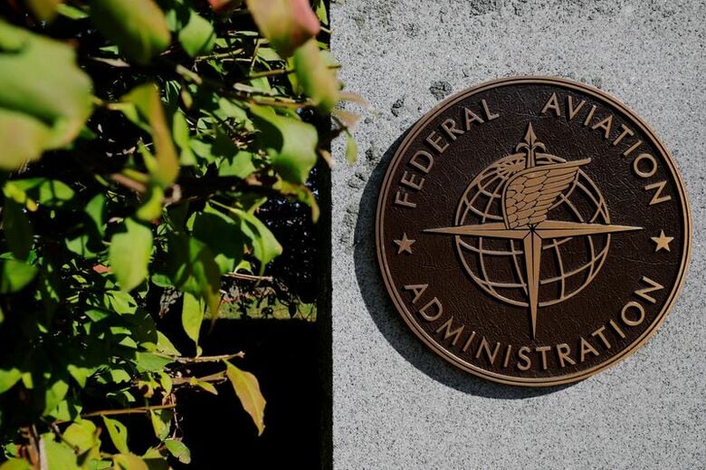 米連邦航空局（ＦＡＡ）のロゴ。2025年10月、米ニューハンプシャー州ナシュアで撮影。REUTERS/Brian Snyder