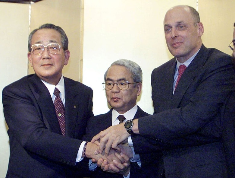 京セラ名誉会長時代の稲盛和夫氏（左、2000年1月）　 SUSUMU TOSHIYUKI-Reuters