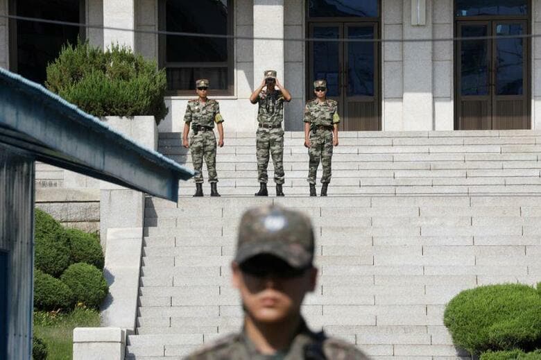 朝鮮中央通信社（ＫＣＮＡ）は６月１６日、韓国の脱北者団体が北朝鮮の体制を批判するビラを散布する運動を継続すれば、北朝鮮軍には行動を取る用意があると報じた。写真は北朝鮮兵士、２０１９年８月２８日、板門店で代表撮影（２０２０年　ロイター/Kim Hong-Ji）