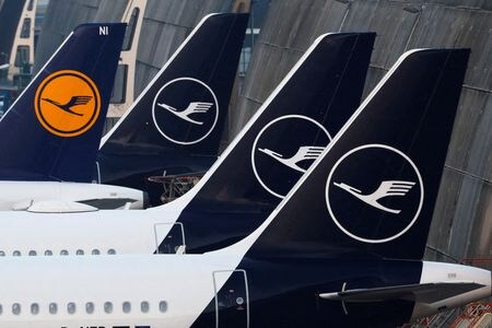 　９月３０日、独航空大手ルフトハンザの操縦士労働組合（ＶＣ）が年金制度協議を巡るストライキに組合員が賛成票を投じたと表明した。写真はストのため操業が止まっているフランクフルト空港、２０２４年３月撮影（２０２５年　ロイター／Kai Pfaffenbach）