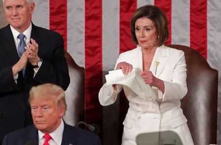 ペロシ米下院議長は５日、トランプ大統領の一般教書演説後に原稿を破ったことについて、計画的な行動ではなく、「うそが書かれていない」ページが見つからなかったためと説明した。４日撮影（２０２０年　ロイター/JONATHAN ERNST）