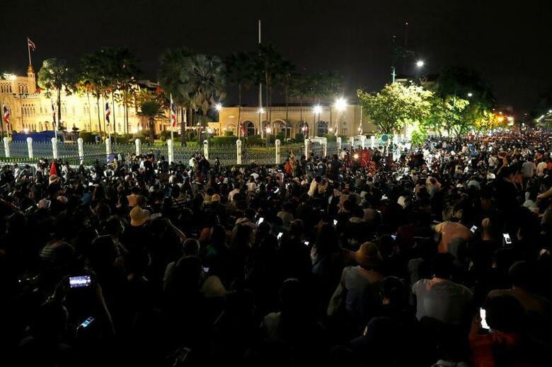タイ政府は、抗議デモの過熱を防ぐ緊急措置として、首都バンコクでの５人以上の集会を禁止した。写真は１４日にバンコクで行われた反政府デモ（２０２０年　ロイター／Jorge Silva）
