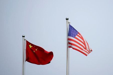 　７月７日、中国商務省は、劉鶴副首相とイエレン米財務長官のオンライン会談を受け、両国の貿易・経済チームは緊密なコミュニケーションを維持することで合意したと発表した。写真は両国の国旗。上海で昨年４月撮影（２０２２年　ロイター／Aly Song）