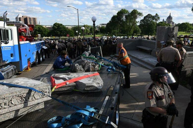 米ミネソタ州の州都セントポールで6月10日、イタリア人探検家、クリストファー・コロンブスの像が抗議活動家らにより引き倒された。写真は、引き倒された像の収容作業（2020年　ロイター／Nicholas Pfosi）