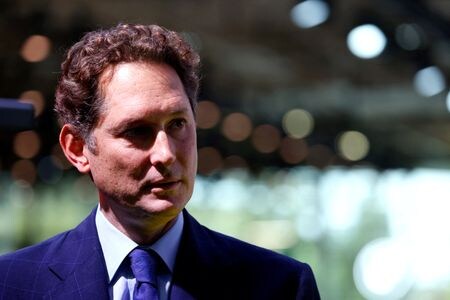 欧米自動車大手ステランティスのジョン・エルカン会長は１４日、ＡＦＰ通信のインタビューに応じ、フランスの同業ルノーとの合併がうわさされる中、競合他社との合併や他社の買収は考えていないと明言した。資料写真（２０２４年　ロイター／Ludovic Marin）