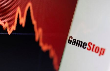 ５日午前の米国株式市場でゲームストップ株が再び大幅上昇。株式取引プラットフォームのロビンフッドが、個人投資家の熱狂的な買いを受けて導入した取引制限を解除したことが背景。写真は２月２日撮影（２０２１年　ロイター／Dado Ruvic/Illustration/File ）