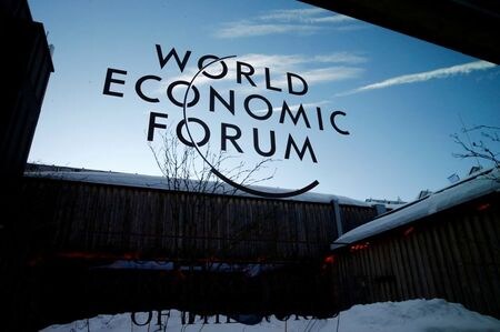 世界経済フォーラム（ＷＥＦ）は１７日、シンガポールで８月に開催を予定していた年次総会（ダボス会議）を中止すると発表した。写真はスイスで２０２０年１月撮影（２０２１年　ロイター/Denis Balibouse）