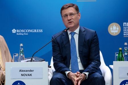 ロシアのノバク副首相は１７日、石油輸出国機構（ＯＰＥＣ）加盟国とロシアなどの非加盟国で構成する「ＯＰＥＣプラス」は４月に予定されている自主減産縮小開始の延期は検討していないと述べた。２０２４年６月撮影（２０２５年　ロイター/Sergey Kulakov/Roscongress Foundation via REUTERS）