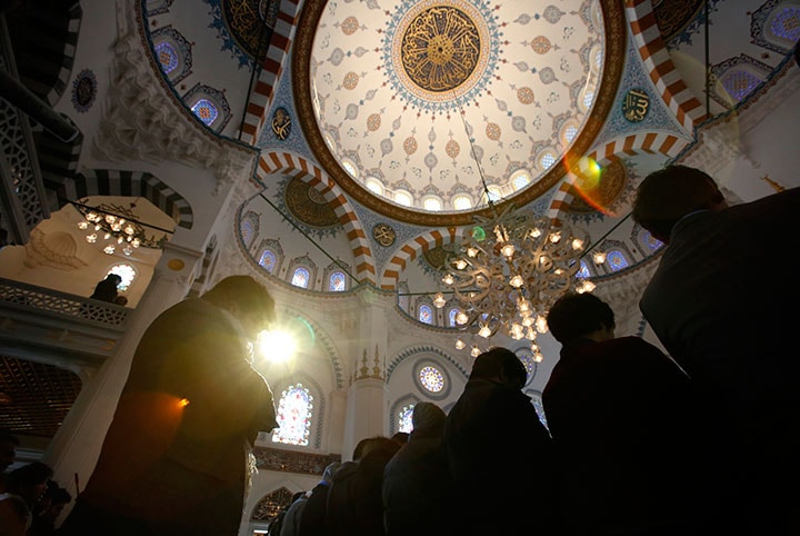 東京のモスクで祈りを捧げる在住のムスリムの人たち　Toru Hanai-REUTERS