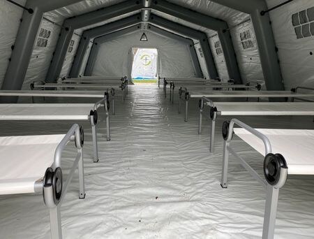 米陸軍工兵司令部は３１日、国内で新型コロナウイルス感染が急速に拡大する中、国内に最大３４１の臨時病院の建設を検討していると明らかにした。ニューヨークのセントラルパークに設置された臨時病院。３０日撮影（２０１９年　ロイター/ALEKSANDRA MICHALSKA）