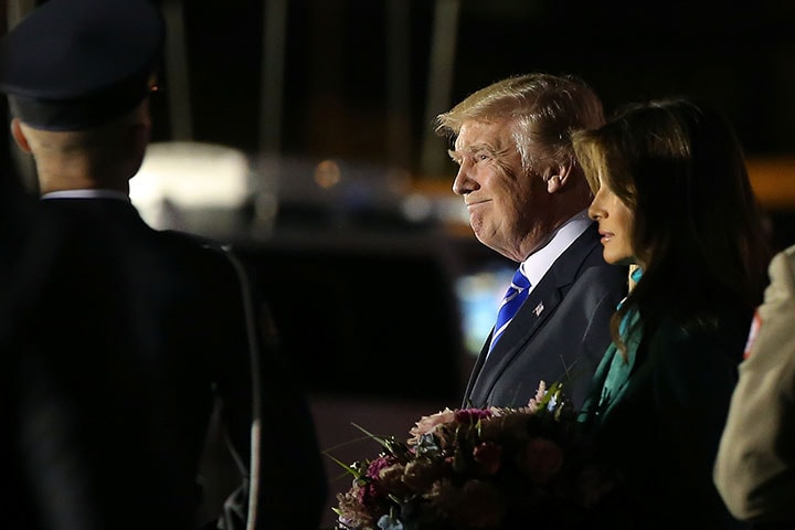 ７月5日、ポーランドのワルシャワ・ショパン空港に到着したトランプ夫妻　Carlos Barria-REUTERS
