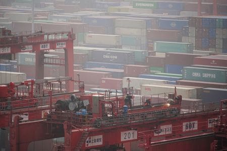 　中国税関総署が７日発表した１１月の貿易統計によると、輸出は前年比８．７％減少、輸入は同１０．６％減少した。どちらも市場予想以上の落ち込みとなった。写真は上海の港で１月撮影（２０２２年　ロイター/Aly Song）