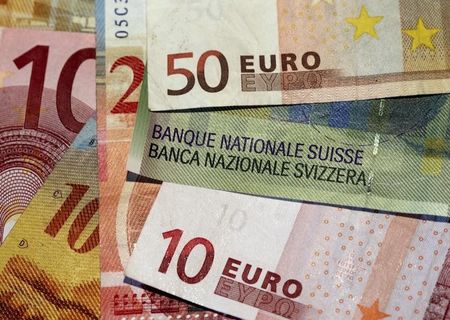１１月１０日、ニューヨーク外為市場では、ドルがユーロに対して約６カ月半ぶりの高値に上昇した。写真はユーロ紙幣とスイスフラン紙幣ローザンヌで２０１１年８月撮影（２０１５年　ロイター/Denis Balibouse）