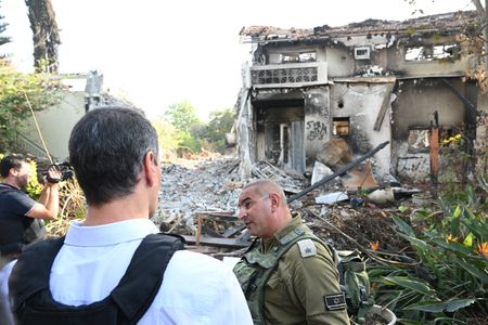 スペインのサンチェス首相は２４日、パレスチナ自治区ガザとエジプトの境界にあるラファ検問所を訪問し、ガザ地区で「罪のない民間人が無差別に殺されている」と非難した。これに対しイスラエルは「テロリズム」を助長する発言として反発している。写真は１１月２３日、ハマスによる奇襲攻撃を受けたイスラエルのキブツを訪問するスペインのサンチェス首相（２０２３年　ロイター／Moncloa Palace/Handout via REUTERS ）