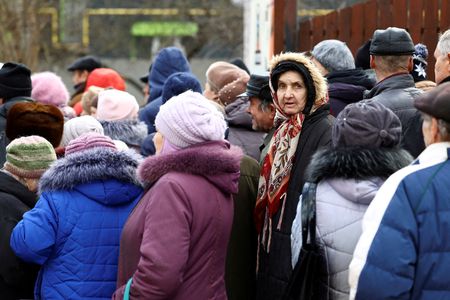 　世界銀行は、ウクライナの貧困生活者の数が２０２０年以降１８０万人増加し、人口の約２９％に達したと報告した。写真は支援団体「ワールド・セントラル・キッチン」から食料支援を受ける人々。昨年２月、南部ヘルソンで撮影（２０２４年　ロイター/Lisi Niesner）