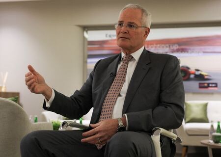 　米石油大手エクソンモービルのウッズ最高経営責任者（写真）は１０日、中東情勢の緊迫化に伴い、緊急を要さない仕事に携わる従業員を中東地域から退避させたと明らかにした。アブダビで昨年１１月撮影(２０２６年　ロイター/Abdel Hadi Ramahi)